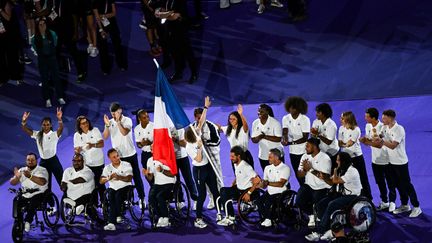 Une partie de la délégation paralympique française à la cérémonie de clôture des Jeux olympiques de Paris, le 11 août 2024 au Stade de France. (AFP)