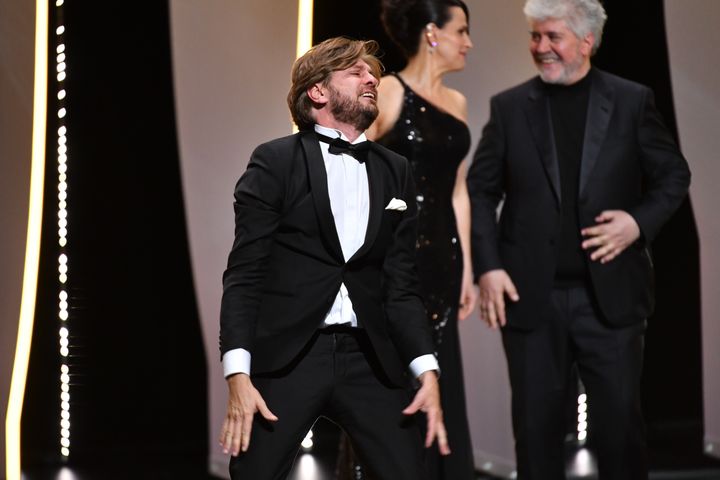 Le réalisateur suédois&nbsp;Ruben Östlund après avoir reçu la Palme d'or pour son film The Square, au 70e festival de Cannes, le 28 mai 2017.&nbsp; (ALBERTO PIZZOLI / AFP)