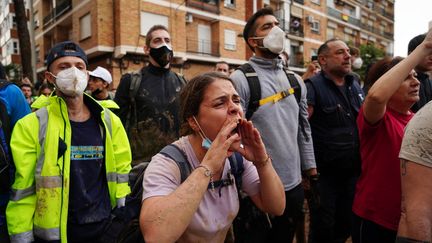 Des habitants en colère de Paiporta crient pendant la visite du roi Felipe VI d'Espagne, le 3 novembre 2024. (MANAURE QUINTERO / AFP)