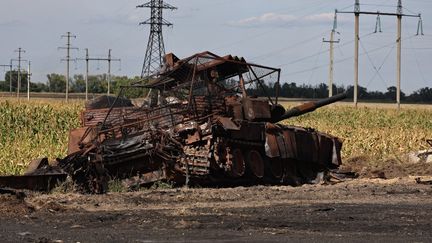 Un char détruit à Sudzha, dans la région de Koursk, le 6 août 2024. (YAN DOBRONOSOV / AFP)