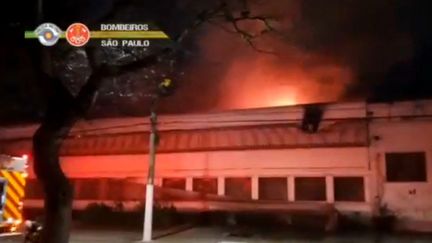 Une image de la vidéo prise par les pompiers de la ville lors de l'incendie de la Cinémathèque de Sao Paulo (SAO PAULO STATE FIRE DEPARTMENT / AFP)