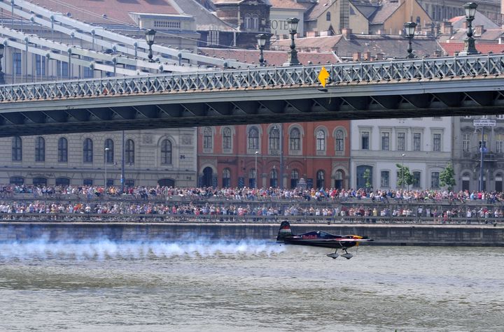 Peter Besenyei a d&eacute;j&agrave; r&eacute;alis&eacute; un looping autour du Pont des cha&icirc;nes de Budapest (Hongrie), le 1er mai 2013. (ATTILA KISBENEDEK / AFP)