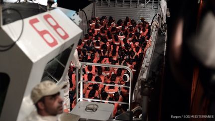 Des migrants sur le bateau Aquarius, en mer Méditerranée, le 10 juin 2018. (KARPOV / SOS MEDITERRANEE)