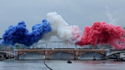 Le pont d'Austerlitz, d'où partaient les délégations, sous une fumée tricolore, pour lancer la cérémonie d'ouverture des Jeux olympiques. (ANN WANG / AFP)