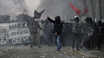 Des black bloc dans le cortège parisien, le 5 décembre 2019.&nbsp; (JULIEN MATTIA / LE PICTORIUM / MAXPPP)