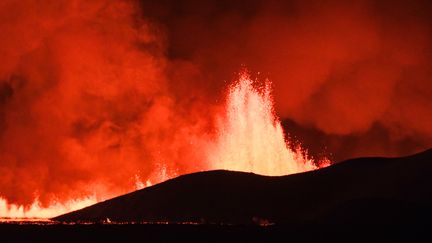 Une éruption volcanique à Vogar, en Islande, le 18 décembre 2023. (KRISTINN MAGNUSSON / AFP)