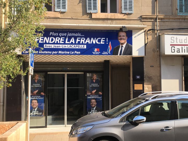 La permanence de campagne de l'ex-candidat FN aux législatives, Jean-Lin Lacapelle, située à Marignane (Bouches-du-Rhône).&nbsp; (MARGAUX DUGUET / FRANCEINFO)