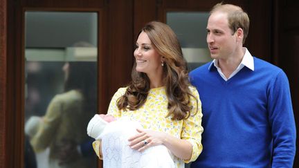  (Kate, William et leur nouveau bébé devant l'hôpital Ste Marie à Paddignton © MaxPPP)