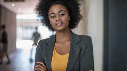 Portrait d'une jeune femme portant ses cheveux crépus.&nbsp; (FRISCO / IMAGE SOURCE)