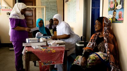 Un groupe animé par le bureau d'enregistrement met en relation des soignants exerçant la médecine conventionnelle avec des guérisseurs traditionnels. Ces derniers reçoivent une formation sur des maladies spécifiques telles que l'hypertension, le diabète… Ils reçoivent aussi des informations sur la manière de gérer une grossesse. De leur côté, les mganga donnent aux médecins des éléments sur les demandes et les besoins de leurs patients. (NICKY MORAN WOO / REUTERS)