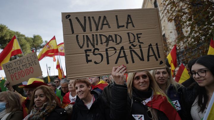 Des militants de Vox brandissent une pancarte "Vive l'unité de l'Espagne", le 27 novembre 2022, lors d'une manifestation à Madrid. (BURAK AKBULUT / ANADOLU AGENCY / AFP)