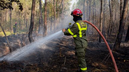 Un pompier à Belin-Béliet, en Gironde, le 11 août 2022. (LAURENT PERPIGNA IBAN / HANS LUCAS / AFP)