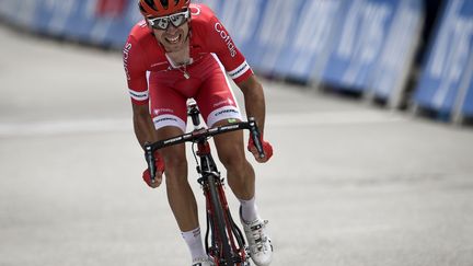 Le coureur français Nicolas Edet sous le maillot rouge de la Cofidis. (LIONEL BONAVENTURE / AFP)