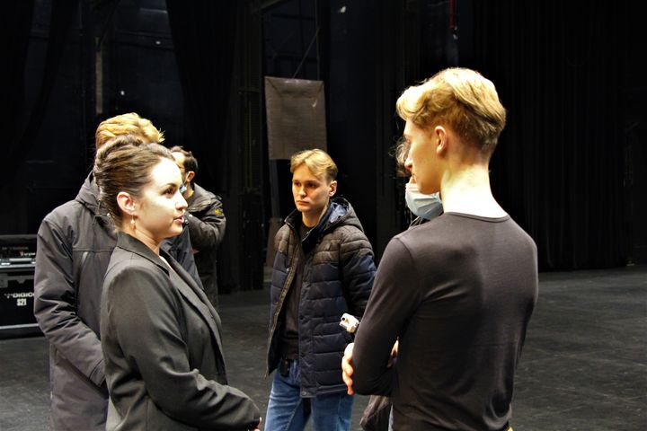 Ekaterina Kozlova,&nbsp;directrice associée du Kiev City Ballet,&nbsp;discute avec l'un des danseurs de la troupe. (CLAIRE LEYS / RADIO FRANCE)