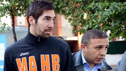 Le handballeur Nikola Karabatic est emmen&eacute; par la police &agrave; la sortie d'un match au stade Pierre-de-Coubertin, &agrave; Paris, le 30 septembre 2012. (FRANCK FIFE / AFP)