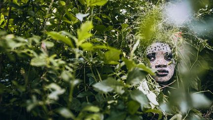 Mais le caractère sacré de cette pratique ne peut pas être totalement écarté. Car ces symboles dessinés et peints pourraient éloigner la colère de certaines divinités. Une tradition veut que les mères peignent le visage de leurs très jeunes enfants pour les protéger du mauvais sort.&nbsp; &nbsp; &nbsp; &nbsp; &nbsp; (VEDRAN VIDAK / SOLENT / SIPA)