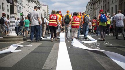 &nbsp; (Plusieurs milliers de personnes défilaient à Paris le 26 juin contre le pacte de responsabilité, en vue de la conférence sociale. © Xavier de Torres/MAXPPP)