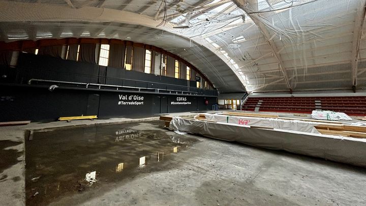 L'intérieur de l'un des gymnsases du CDFAS, toujours en chantier. (CLARA LECOCQ RÉALE / RADIO FRANCE)