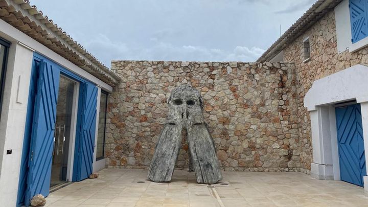 Alycastre, de Miquel Barceló&nbsp;(2018), à l'entrée de l'exposition Le Songe d'Ulysee, à la Villa Carmignac.&nbsp; (AUDE LAMBERT / RADIO FRANCE)