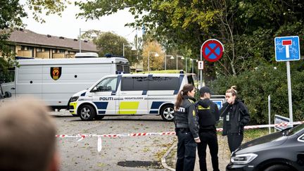 Un cordon de police près de la prison de&nbsp;Albertslund&nbsp;(Danemark) où Peter Madsen a été arrêté, le 20 octobre 2020. (NILS MEILVANG / RITZAU SCANPIX / AFP)