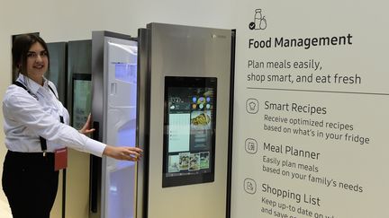 Un réfrigérateur avec un écran dans la porte sur un stand au salon IFA de Berlin, le 30 août 2018. (TOBIAS SCHWARZ / AFP)