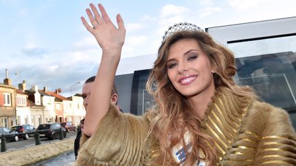 Miss France 2015, Camille Cerf, salue la foule depuis un bateau, le 20 d&eacute;cembre 2014, &agrave; Calais (Pas-de-Calais). (PHILIPPE HUGUEN / AFP)