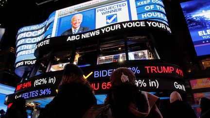 A New York, les écrans géants de Times Square retransmettent en direct les résultats de l'élection américaine, le 3 novembre 2020. (BRENDAN MCDERMID / REUTERS)