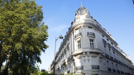 L'immeuble où le financier américain Jeffrey Epstein, accusé d'agressions sexuelles et de trafic sexuel sur mineures, possédait un appartement, le 13 août 2019 à Paris.&nbsp; (MEHDI TAAMALLAH / NURPHOTO / AFP)