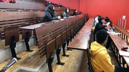 Des étudiants à l'université de Cergy, le 11 octobre 2020. (ALEXIS MOREL / RADIO FRANCE)