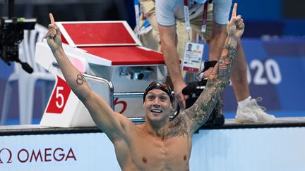 Caeleb Dressel célèbre sa victoire sur le 100 mètres nage libre aux Jeux olympiques de Tokyo, le 29 juillet (ATTILA KISBENEDEK / AFP)