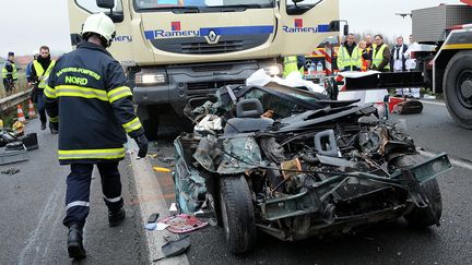 Accident mortel sur l'autoroute A25, &agrave; hauteur d'Erquinghem-Lys (Nord), le 23 novembre 2011. (PHILIPPE HUGUEN / AFP)