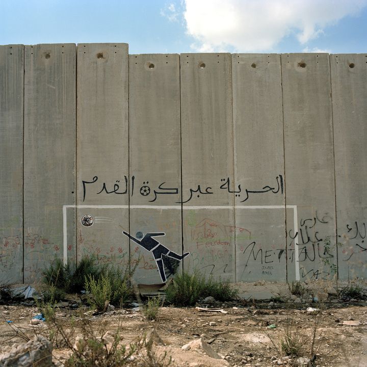 'La liberté par le football'. Graffiti mur qui sépare en deux le campus de l'unviersité d'Al-Quds, Jérusalem. Septembre 2011 (Amélie Debray)