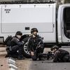 Des militaires israéliens en position à Sderot, l'une des localités attaquées par les combattants du Hamas après leur incursion dans le sud d'Israël, le 7 octobre 2023. (MOSTAFA ALKHAROUF / ANADOLU AGENCY / AFP)