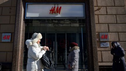 Des personnes passent devant un magasin H&amp;M fermé à Moscou (Russie), le 10 mars 2022. (AFP)