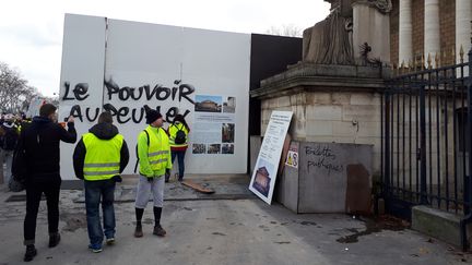 Manifestation de "gilets jaunes" devant l'Assemblée Nationale à Paris, le 9 février 2019. (BENJAMIN ILLY / FRANCE-INFO)