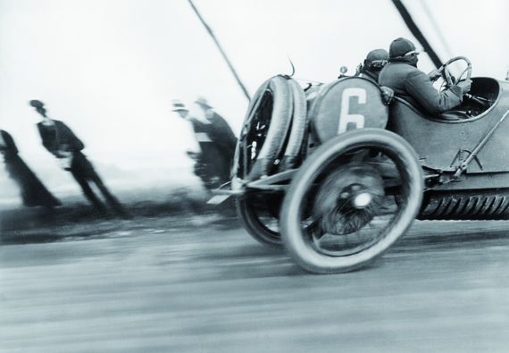 Jacques Henri Lartigue, "Grand Prix de l&rsquo;ACF, automobile Delage", circuit de Dieppe, 26 juin 1912. Tirage g&eacute;latino-argentique. (MINISTERE DE LA CULTURE-FRANCE/AAJHL)