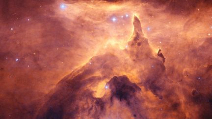 Même spectacle fascinant dans l'amas&nbsp;Pismis 24. Il se trouve à environ 8 000 années-lumières, de la Terre, dans la constellation du Scorpion. (HUBBLE SPACE TELESCOPE / NASA / ESA)