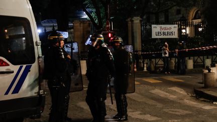 Des CRS en faction près de l'hôtel Crillon, à Paris, dans la soirée du 16 juillet 2018. (THOMAS SAMSON / AFP)