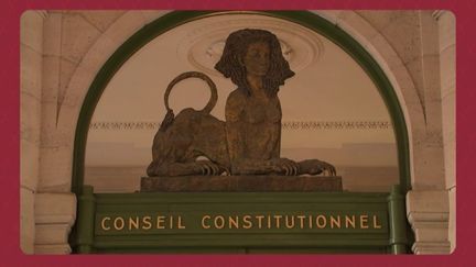 Suite aux résultats des élections législatives, Emmanuel Macron ne démissionnera pas.  Selon une rumeur, le président aurait choisi de dissoudre l'Assemblée afin de se présenter à nouveau et tenter un troisième mandat consécutif.  Est-il possible ?