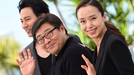 L'acteur Kim Nam-Gil, le réalisateur Oh Seung-Uk et l'actrice Jeon Do-Yeon, tous trois Sud-Coréens.
 (AFP PHOTO / ANNE-CHRISTINE POUJOULAT)