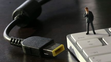 Une prise USB débranchée symbolise la déconnexion. (LIONEL VADAM  / MAXPPP)