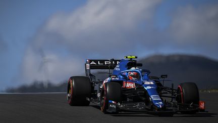 Esteban Ocon, ici dans son Alpine à Portimao le 30 avril 2021, sera à domicile sur le circuit Paul Ricard pour le GP de France. (PATRICIA DE MELO MOREIRA / AFP)