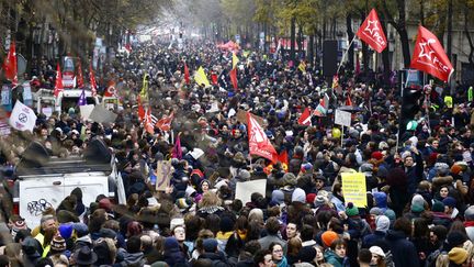 Des manifestants à Paris lors de la grève du 5 décembre 2019. (IBRAHIM EZZAT / NURPHOTO / AFP)