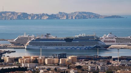 Des paquebots de croisière dans le port de Marseille. (NICOLAS TUCAT / AFP)