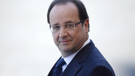 Le pr&eacute;sident de la R&eacute;publique, Fran&ccedil;ois Hollande, pendant les c&eacute;r&eacute;monies du 14-Juillet, sur les Champs-Elys&eacute;es, en 2013. (LIONEL BONAVENTURE / AFP)