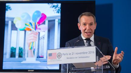 Jeff Koons présente le 21 novembre 2018 à l'ambassade des Etats-Unis à Paris l'œuvre "Bouquet of Tulips", qu'il souhaite voir installée au palais de Tokyo, à Paris. (STEPHANE CARDINALE - CORBIS VIA GETTY IMAGES)