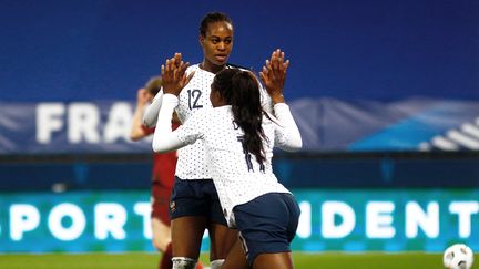 Marie-Antoinette Katoto (de face) et Kadidiatou Diani (de dos) lors de la victoire face à l'Angleterre, vendredi 9 avril. (SAMEER AL-DOUMY / AFP)