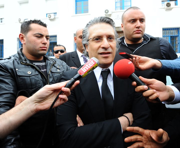 Nabil Karoui interrogé&nbsp;au sortir du palais de justice&nbsp;de Tunis, après le report d'un précédent procès, le 19 avril 2012.&nbsp; (FETHI BELAID / AFP)