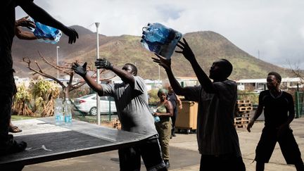 A Saint-Martin, les habitants peuvent profiter de distributions d'eau mais n'ont toujours pas l'eau courante. (AURELIEN MORISSARD / MAXPPP)