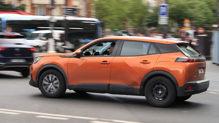 Un SUV circule dans le centre de Paris. Photo d'illustration. (AURÉLIEN ACCART / FRANCE-INFO)